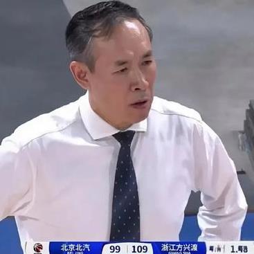 北京队崩盘了，末节直接不会打球了，被广厦一波带走。三节打完还是北京队领先呢，