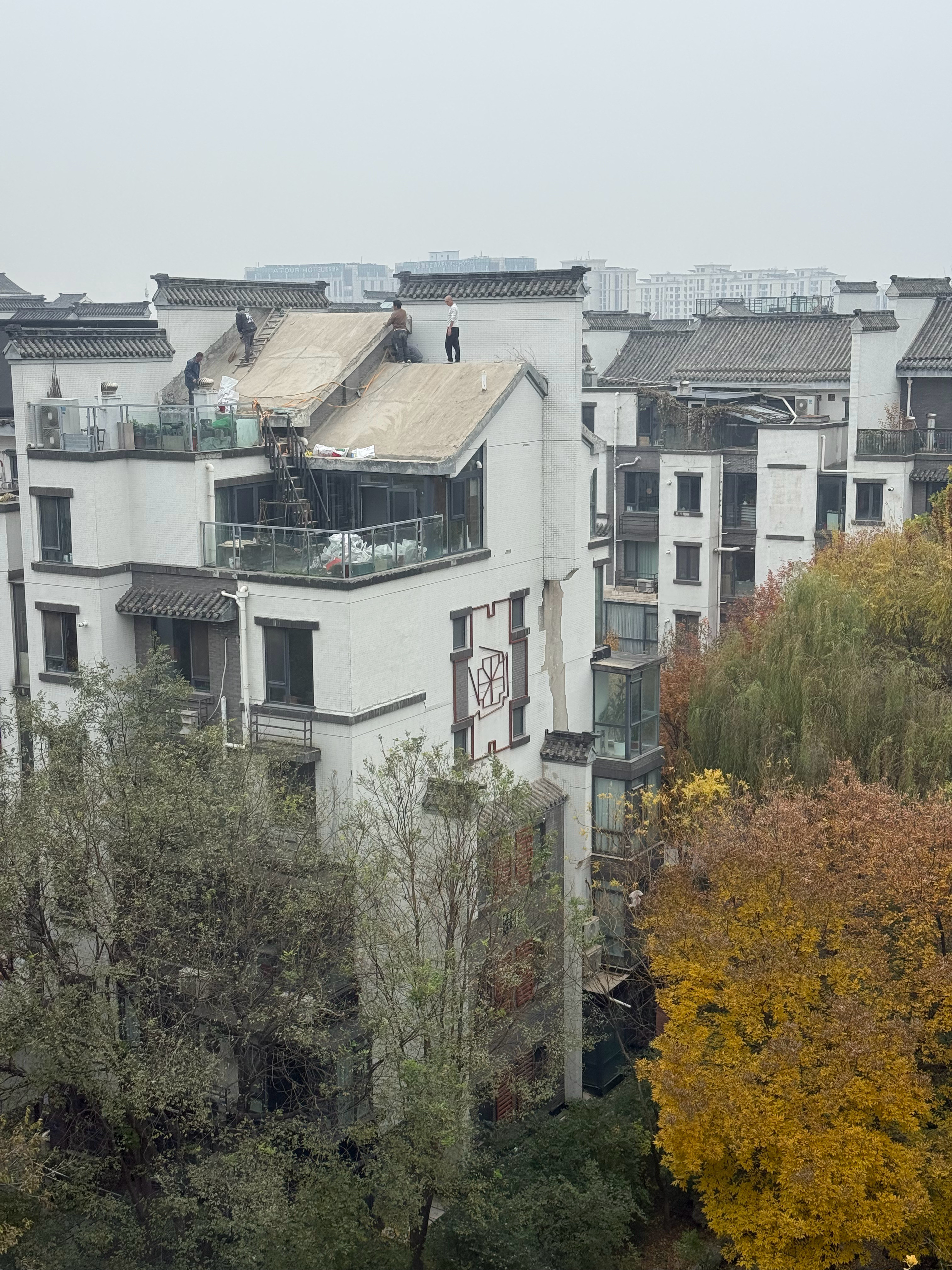 一直想买个带阁楼的，看上对面这套很久了，本来想再等等，结果人家卖了…看样子应该是