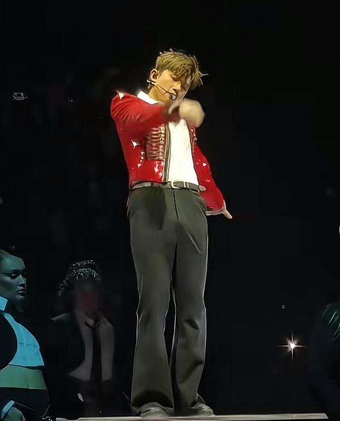 张杰官方身高180。看着不像啊。哪怕是这种仰拍的视角，再加上显腿长的微喇西装裤，