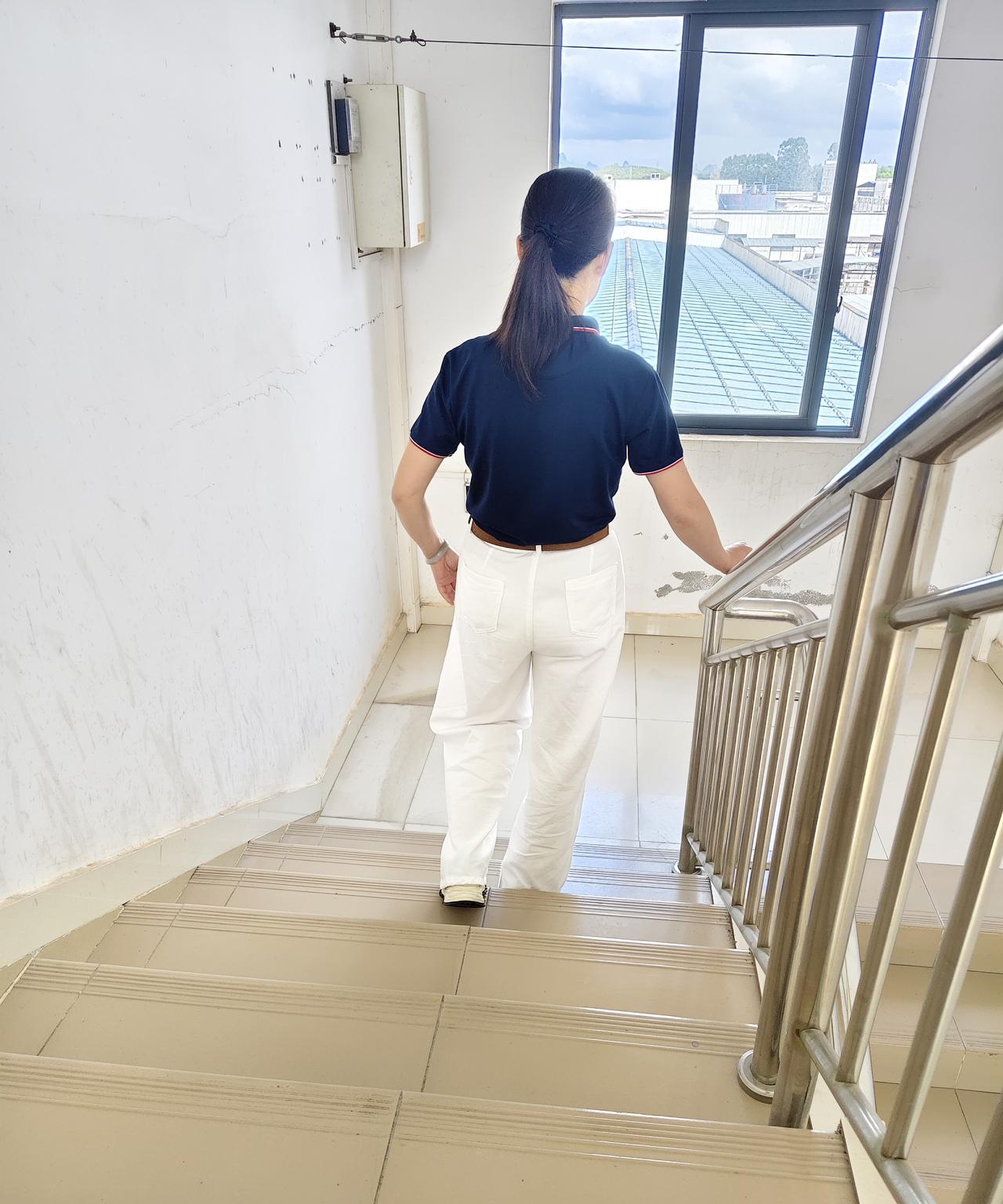 我这条白裤子穿出来的效果，真的有那么不堪吗？下定决心不买白裤子，实在是太难洗了