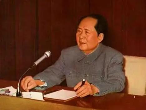 1952年，毛主席问了贺龙和邓小平一个问题：“中国有几个台湾？”不等二人回答，他