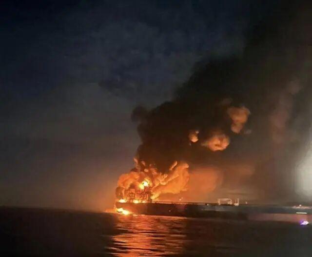 北约油轮被炸后，普京对美国发出通牒，不到24小时，特朗普变脸当地时间1月13