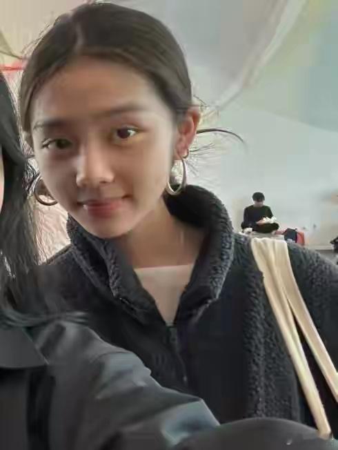 19岁的黄多多黄磊的女儿，黄多多都已经19岁了！外形靓丽的小姑娘，为数不多长的比