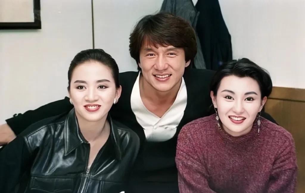 1992年，梅艳芳、成龙、张曼玉在金马庆功宴上的合影旧照，那时候梅艳芳29岁，成