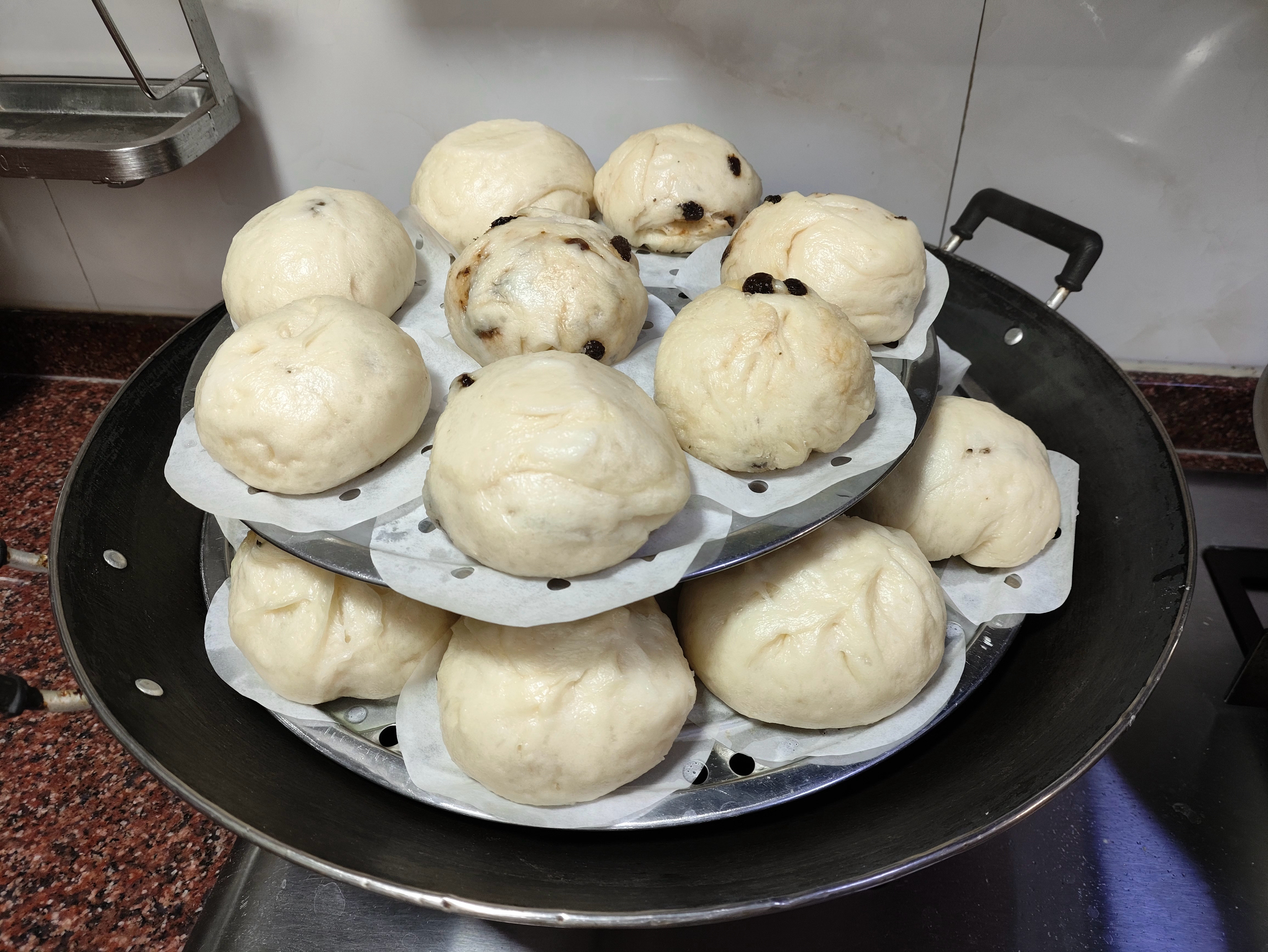 第一次看到馒头这么有饭张力南方人在部队学会了蒸馒头，后来带出了徒弟，徒弟学会了做