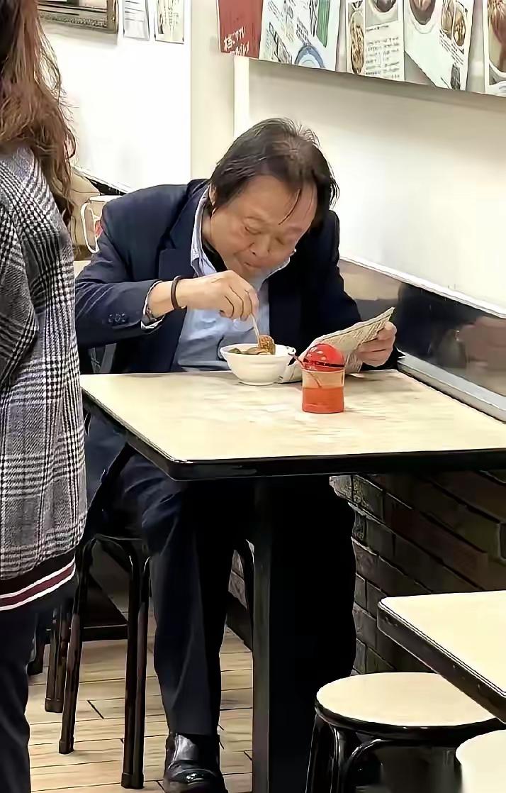 刷到张照片，我盯着看了好久没缓过神。在那个满是烟火气的面馆角落里，这一幕实在