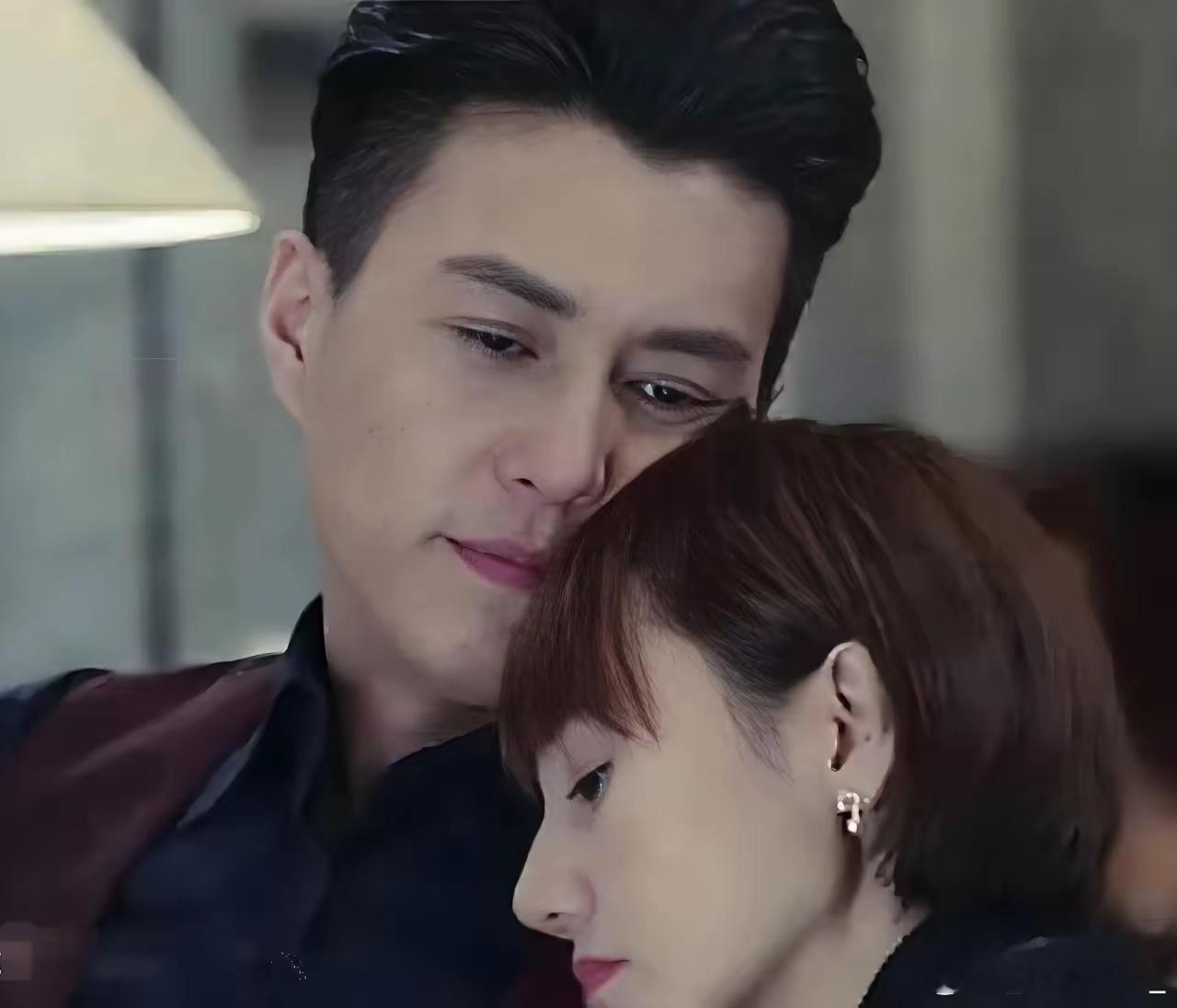 当年追剧的都纳闷，贺涵咋就把谈了十年的唐晶甩了，看上刚离婚的罗子君了？老卓直接问