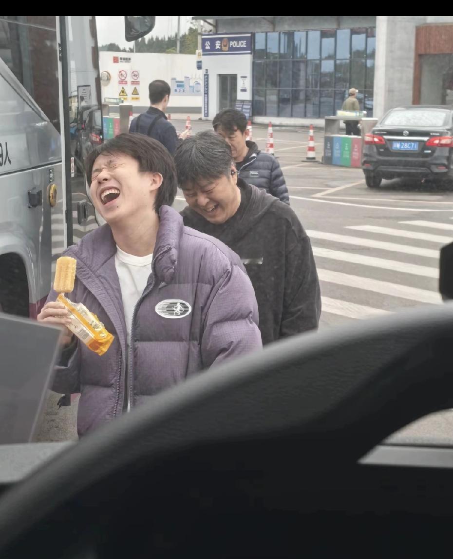 楚钦怎么这么开心呢？好多人说孩子肠胃不好其实，有没有可能比赛的时候压力太大