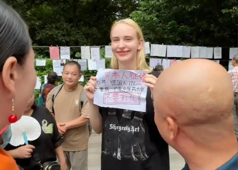 姑娘专程跑到国内相亲角举纸征婚，00年德国出身，身高176cm，手握两套房产，就