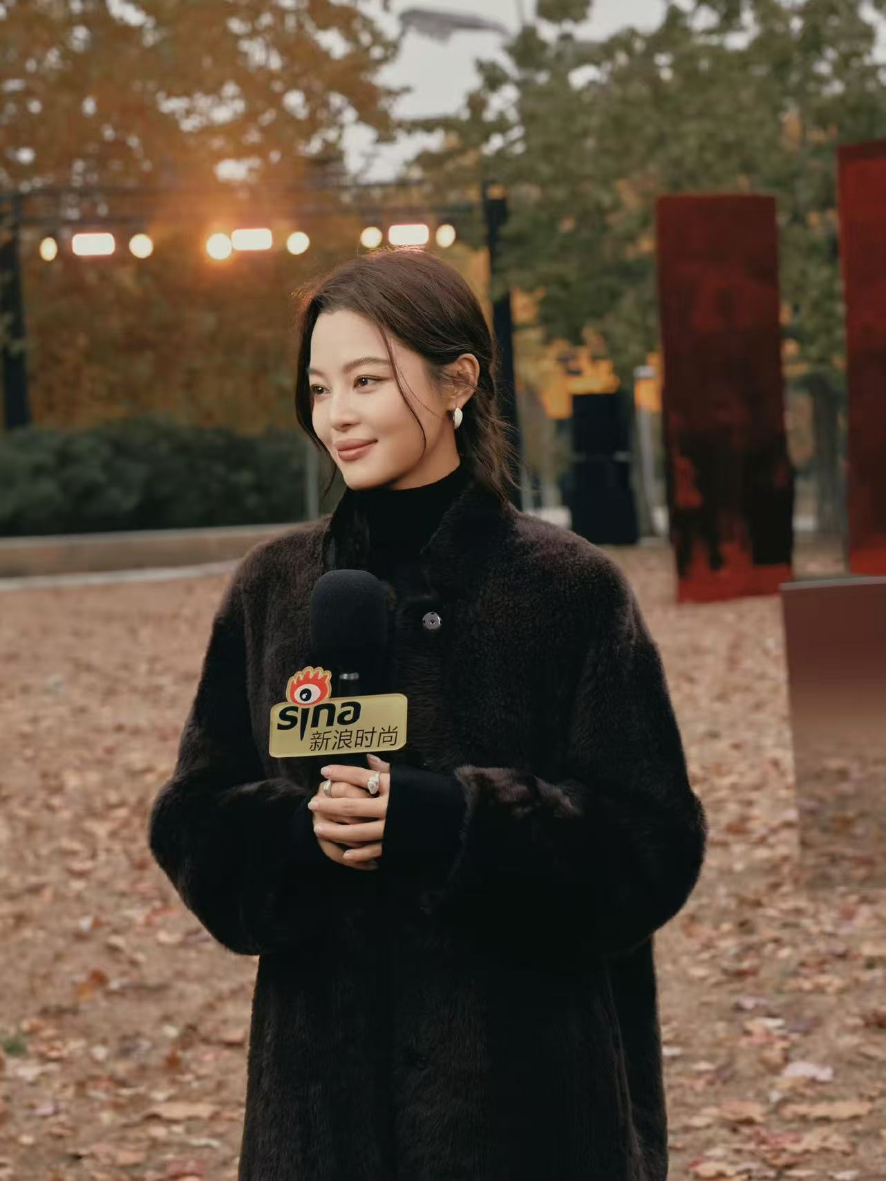 刘雯辛芷蕾井柏然同框！ERDOS金秋大秀把银杏穿在身上