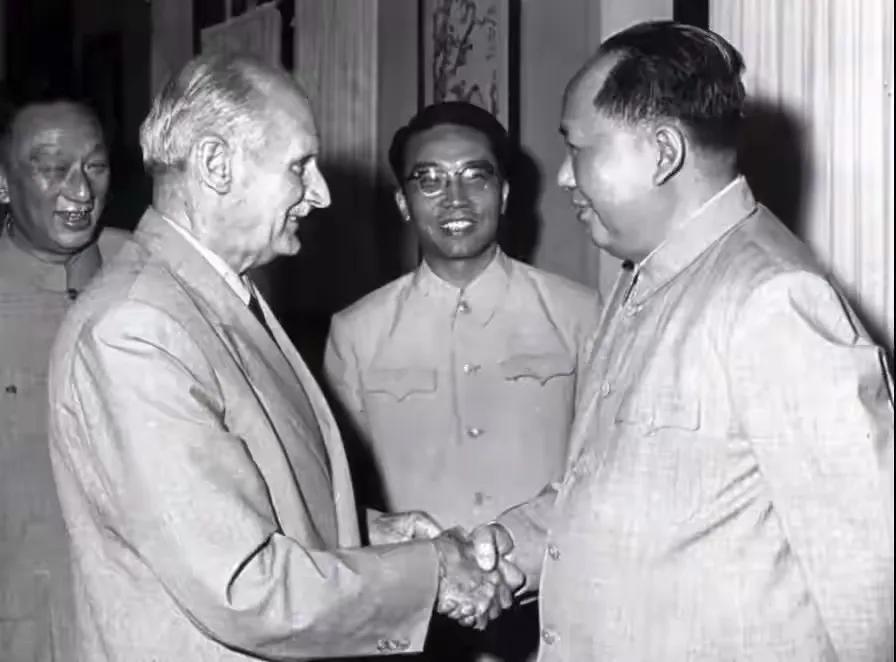 毛主席对英国元帅蒙哥马利说，“西方人到哪里，哪里有道德败坏。”