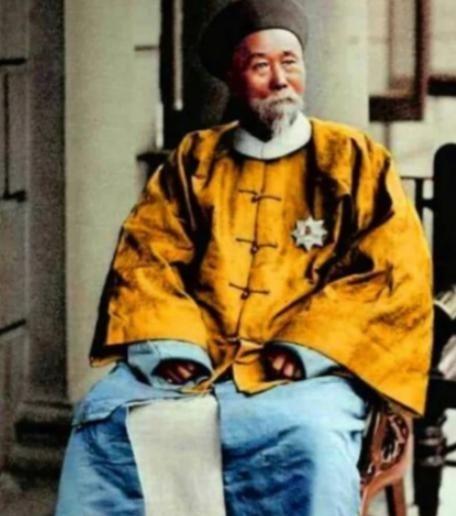 1896年，李鸿章大摇大摆地跑到美国，想要给美国人瞧一瞧他的中国风。他特意穿上了