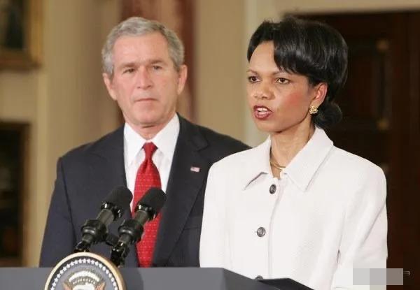 最新消息：美国前总统布什的国家安全顾问兼国务卿康多莉扎·赖斯今天受邀访问白宫！她