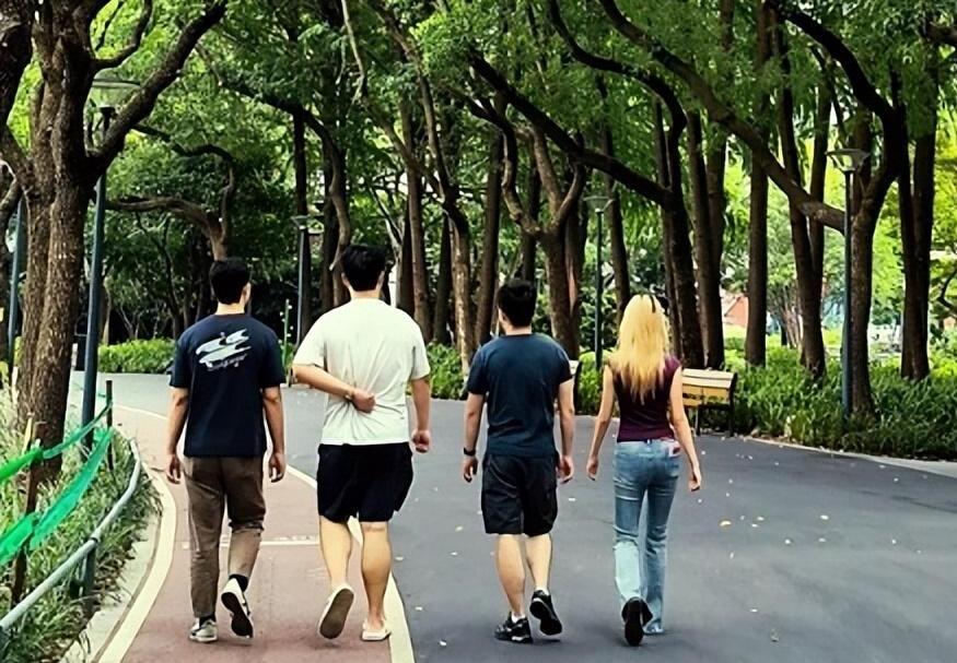 颠覆认知！最延寿的运动，根本不是跑步撸铁，而是散步发现一个很扎心的真相：拼命