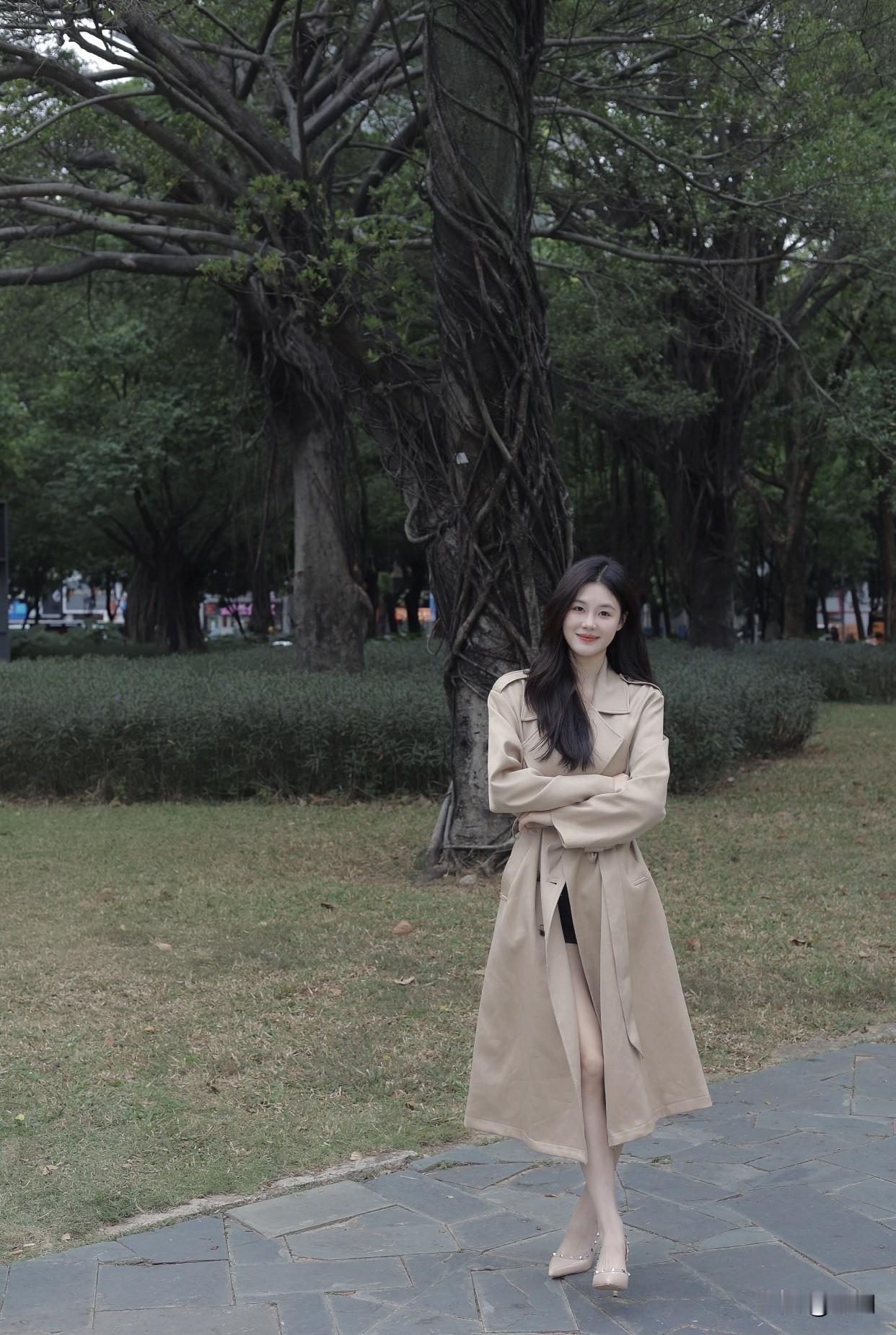 时尚摄影，如何拍好看“高跟鞋”公园长椅上，美女穿高跟鞋坐着。