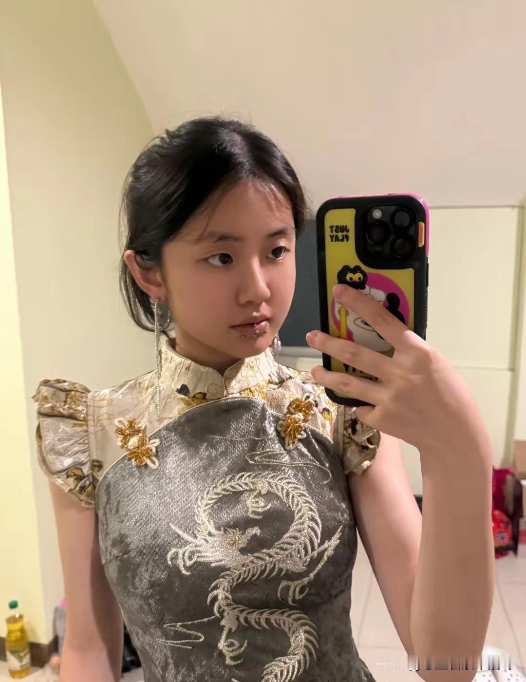 很想知道有些年轻女孩嘴唇上打的唇钉，到底能有什么意义呢？看到这位年轻漂亮的女孩嘴