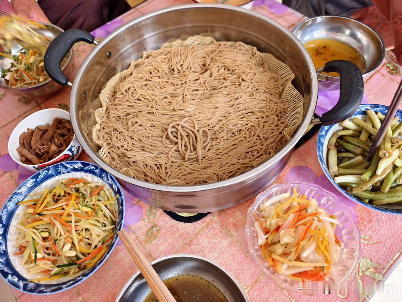 秋日生活打卡季地标山西偏关小县城，猫妈家的午餐依旧是“土豆爱上面”，蒸一笼莜面