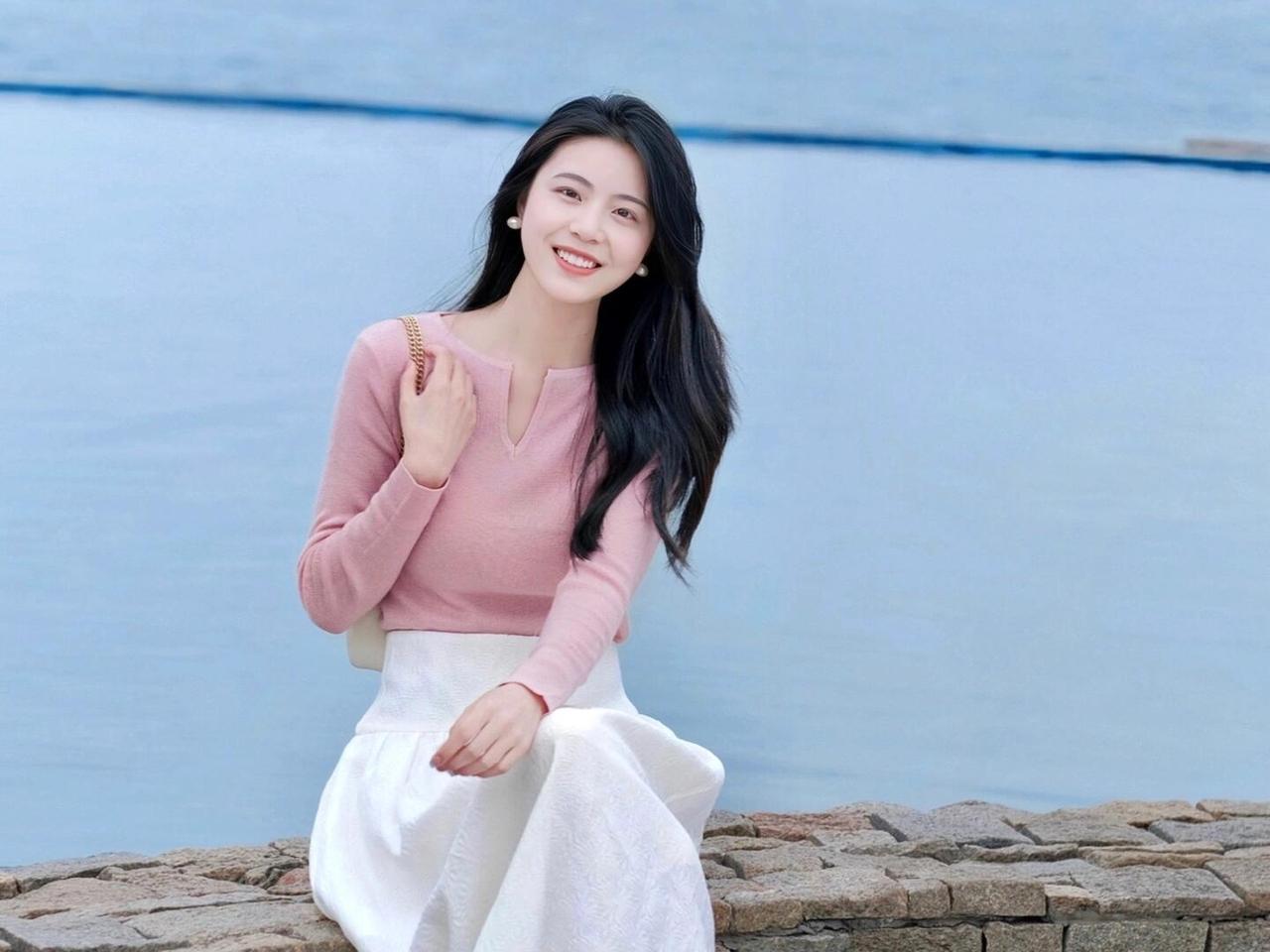 海风里的粉与白作者/朱珠（原创）海风绕着栏杆打了个转拂过她肩头的粉色