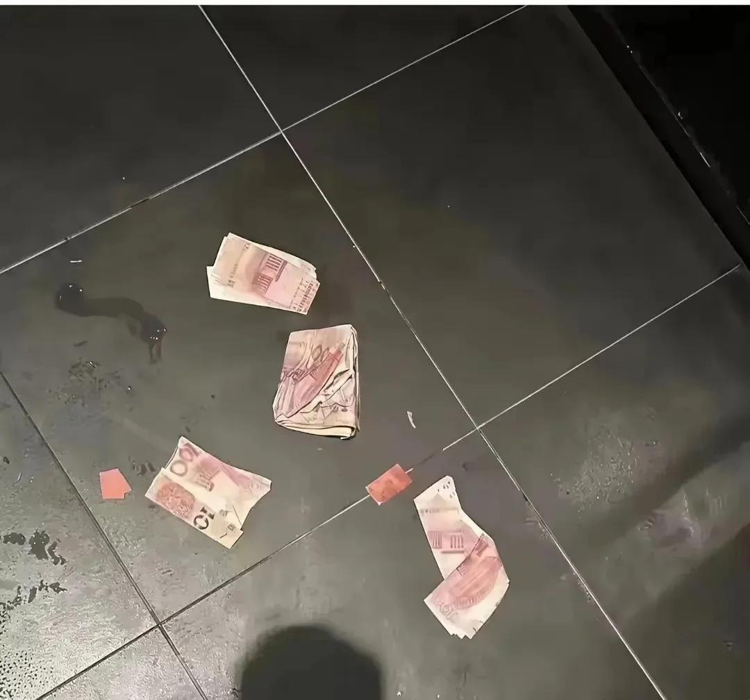 这是我在KTV厕所看到了怎么折成这样子我可以捡吗