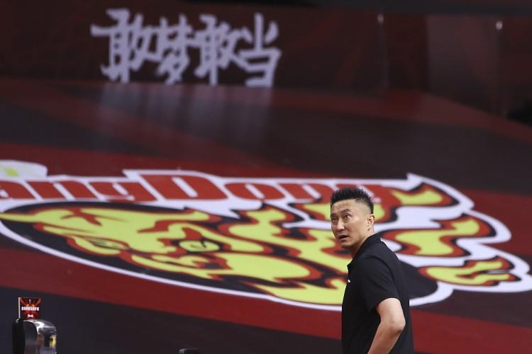 杜锋卸任，传闻任俊威可能上位，担任广东男篮新主帅今天下午突然传来消息说，杜锋不