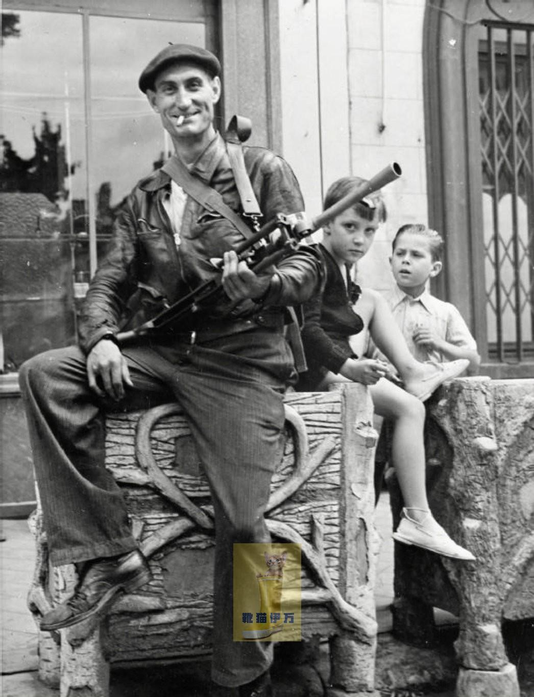 1944年，法国，厄尔-卢瓦尔省。一名法国抵抗运动战士手持一挺轻机枪在一家