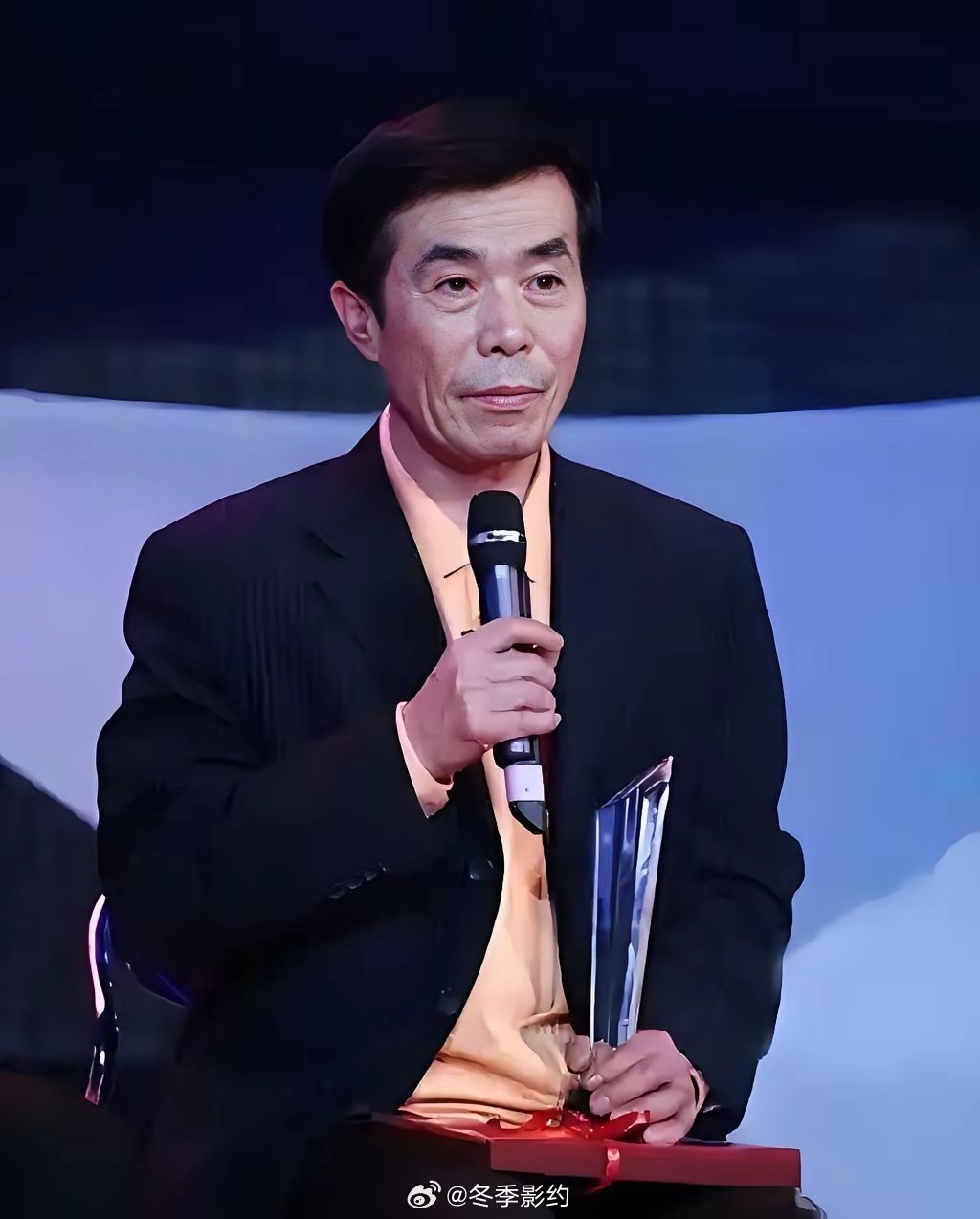 何庆魁先生今天发了一篇短文，一个字没有提闫学晶女士，但读了之后，觉得字字都在说闫