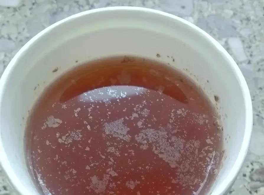 辽宁，一名男子在超市买了一包茉莉花茶，回到家后，他就冲泡上了。待茶稍微凉了一些后