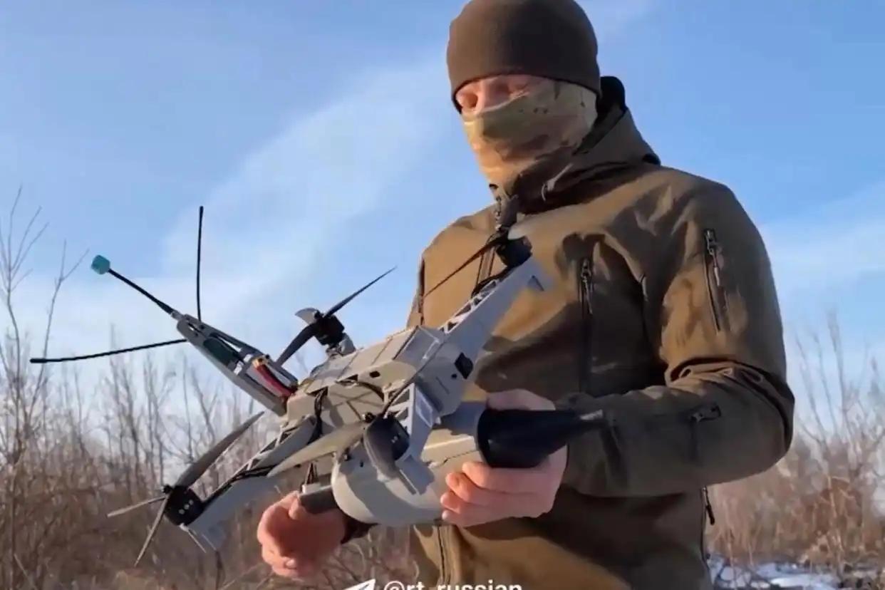 科技绞杀：光纤无人机织就死亡之网，俄乌战场平民血泪斑斑俄乌冲突中，光纤无人