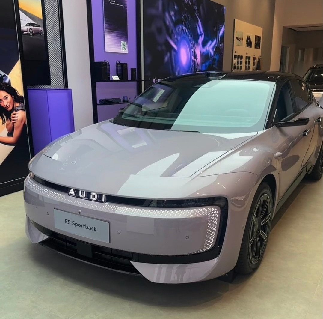 30万斩落200万！暴雨中的金色闪电，奥迪E5Sportback点燃性能平权革