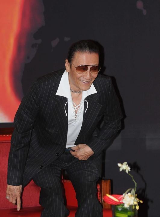 谢贤88岁寿宴，亲儿谢霆锋和准儿媳王菲，竟然双双缺席。一边是张柏芝手把手教儿子