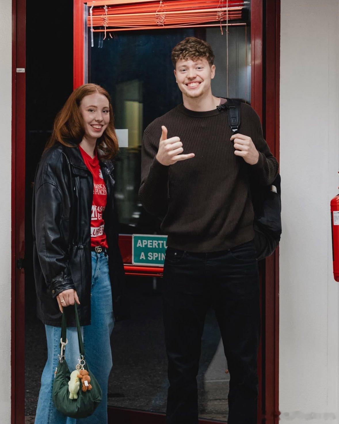 🟡🟢姐弟合体——正在休假中的巴西女排国手茱莉亚.贝格曼，来到意大利观看弟弟