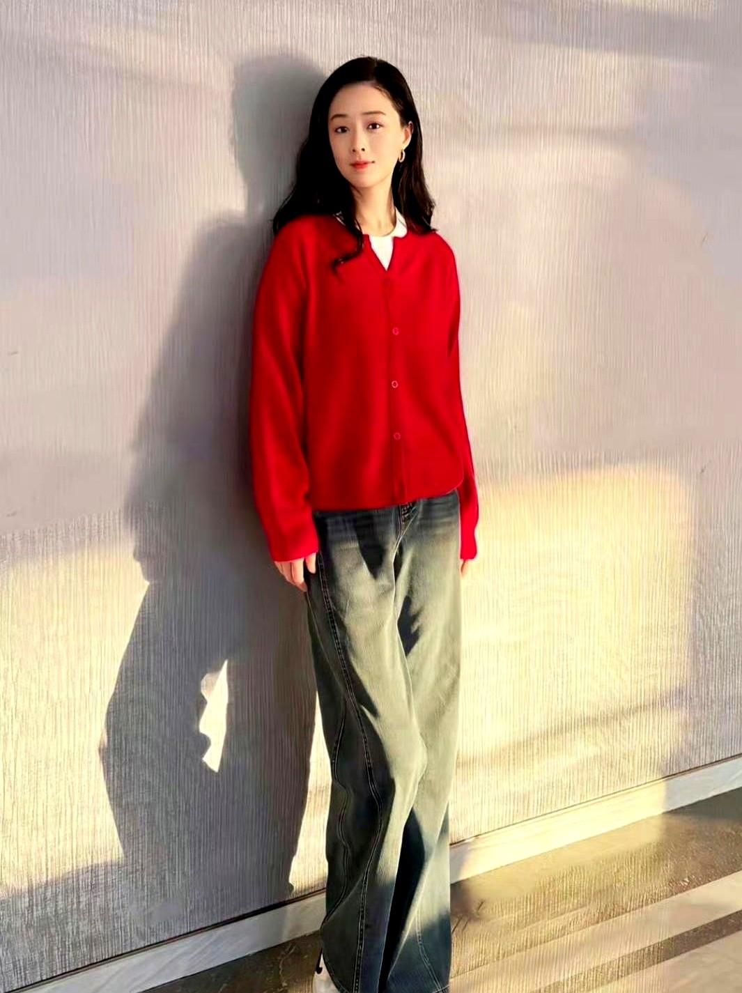 蒋欣这瘦的，简直是换了个人吧？最近亮相直接惊到我，整个人紧致利落，特别是那个