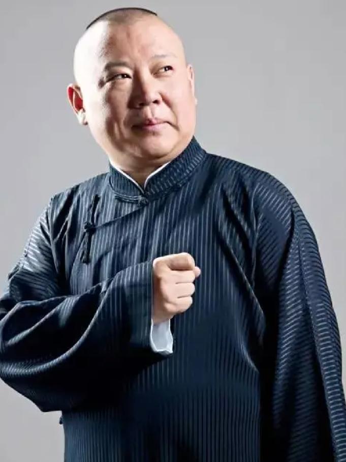 德云社高管杨鹤通真是太敢说了！昨天杨鹤通直播时表示：现在能扛相声大旗的不是只有德