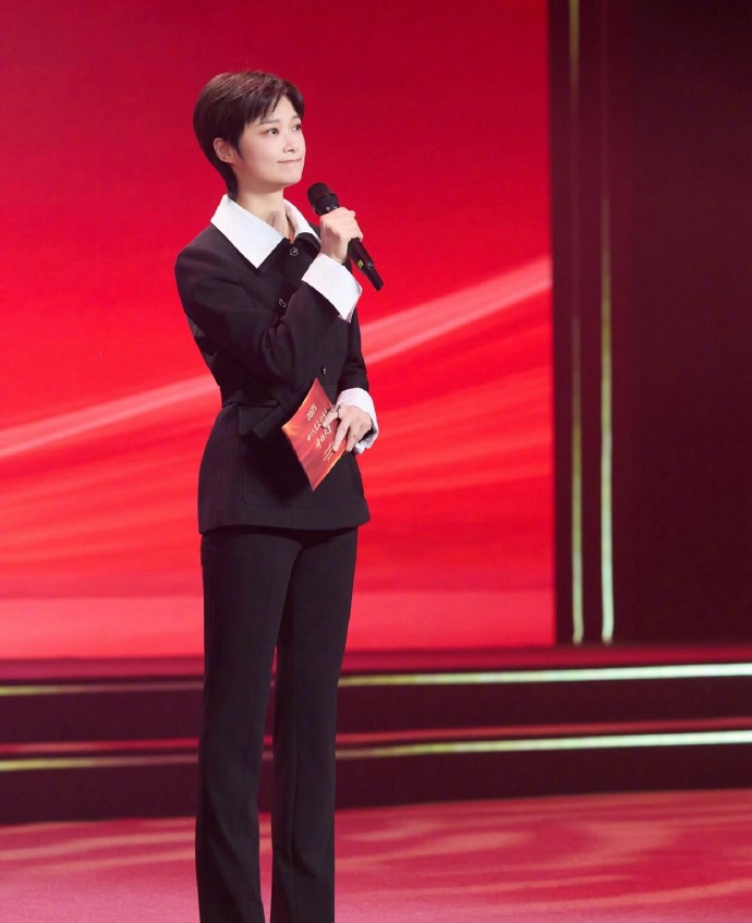 这次李宇春穿得超正式，黑白西装都穿得这么漂亮，腿好评。​​​