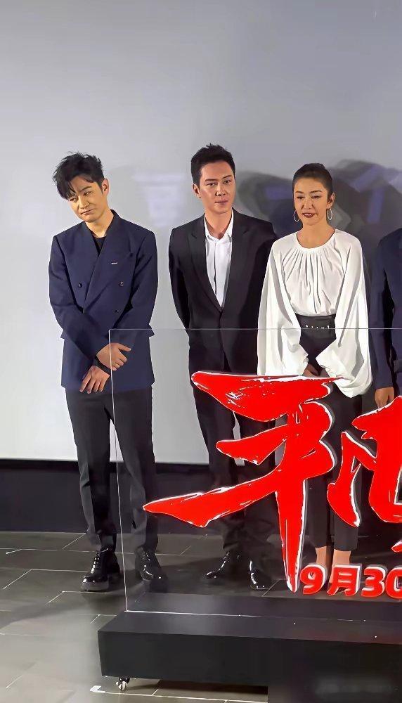 黄晓明和冯绍峰的尴尬，根本不是人情世故，是权力站位。你以为是零互动？我告诉你，那