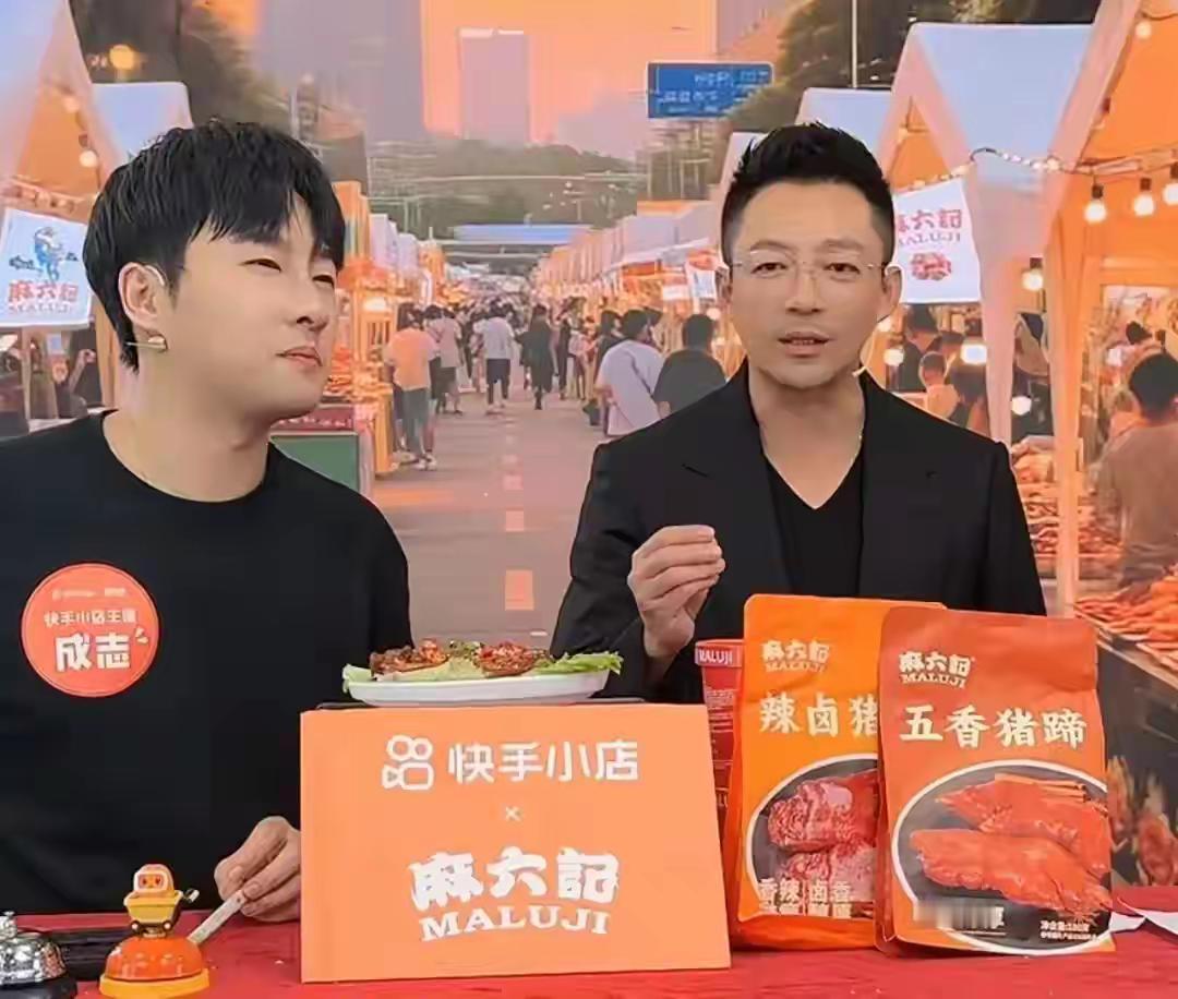 小菲到麻六记直播间，很久没有进直播间了，他真的是变化很大，瘦了一大圈，减肥成功了