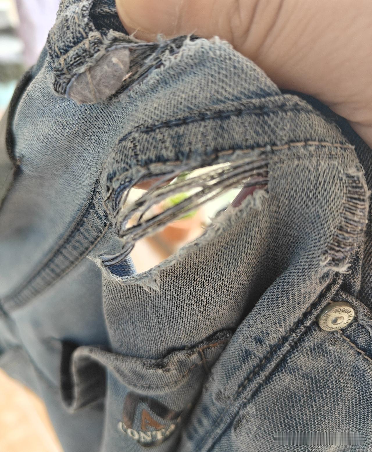 老公的牛仔裤破成这样还穿。今天给老公洗衣服，晾衣服时发现老公有条牛仔裤破了几个