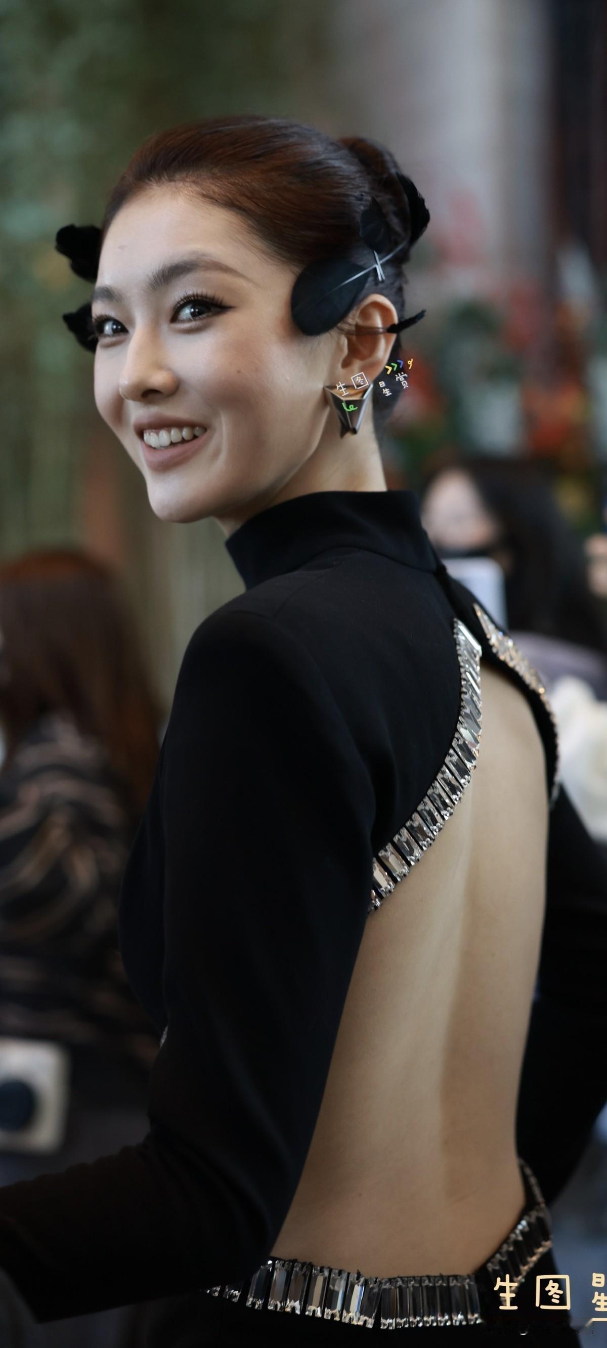 妆发别致，大秀美背，哇塞，孙芊浔的妆发真的很有特色，美背也太吸睛了吧！大家觉得她