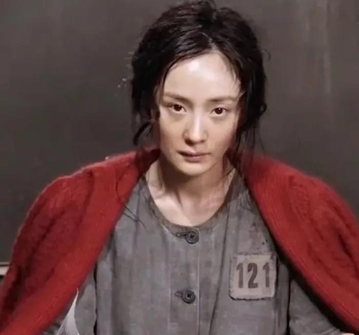 导演陈可辛初次见到杨幂时，直言不讳地表达了担忧：“你外形太漂亮了，但《酱园弄》的