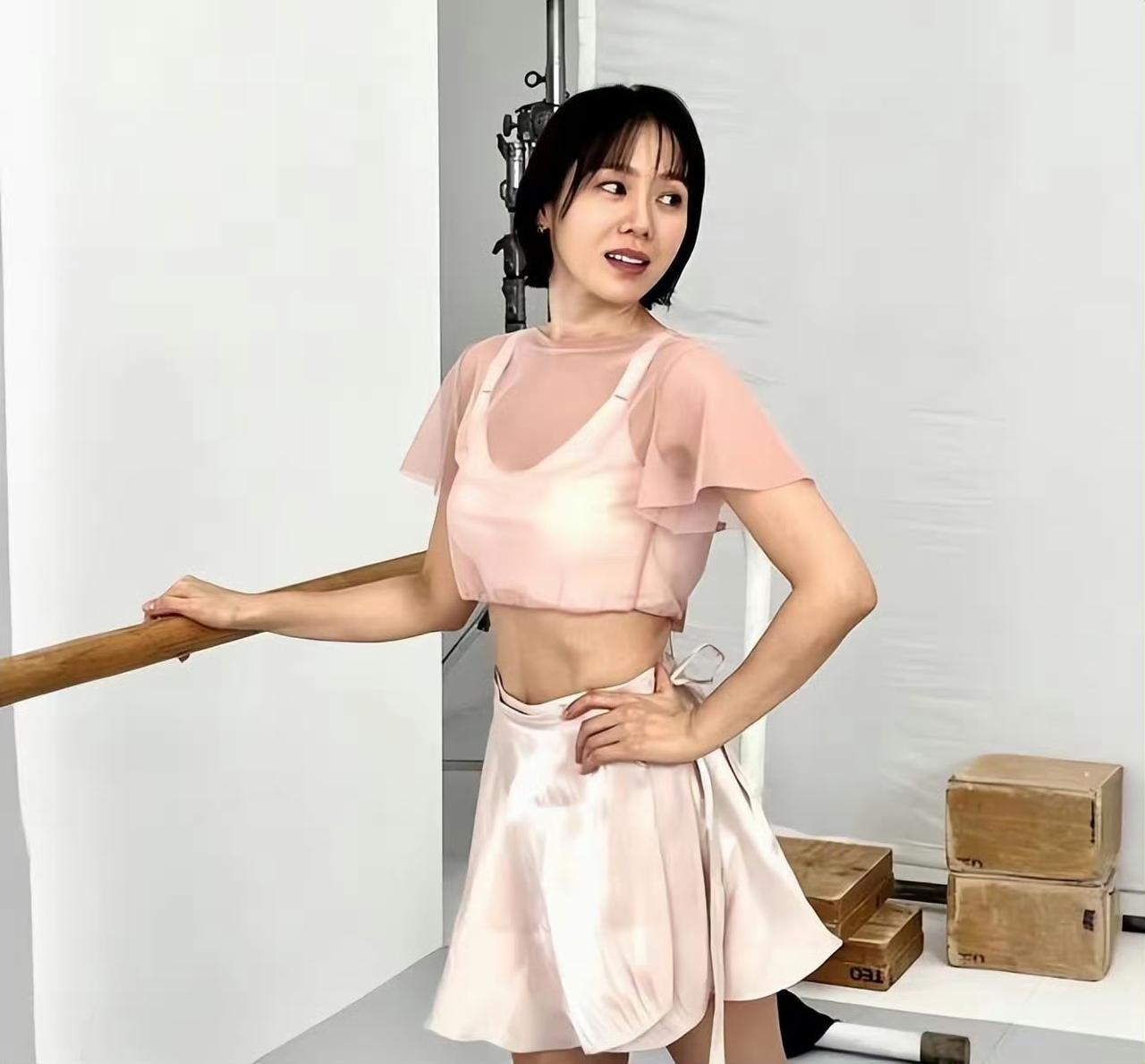 孙艺珍以一袭俏皮短发亮相，尽显灵动可爱。年过四十的她，面容依旧自然随性，未见医美