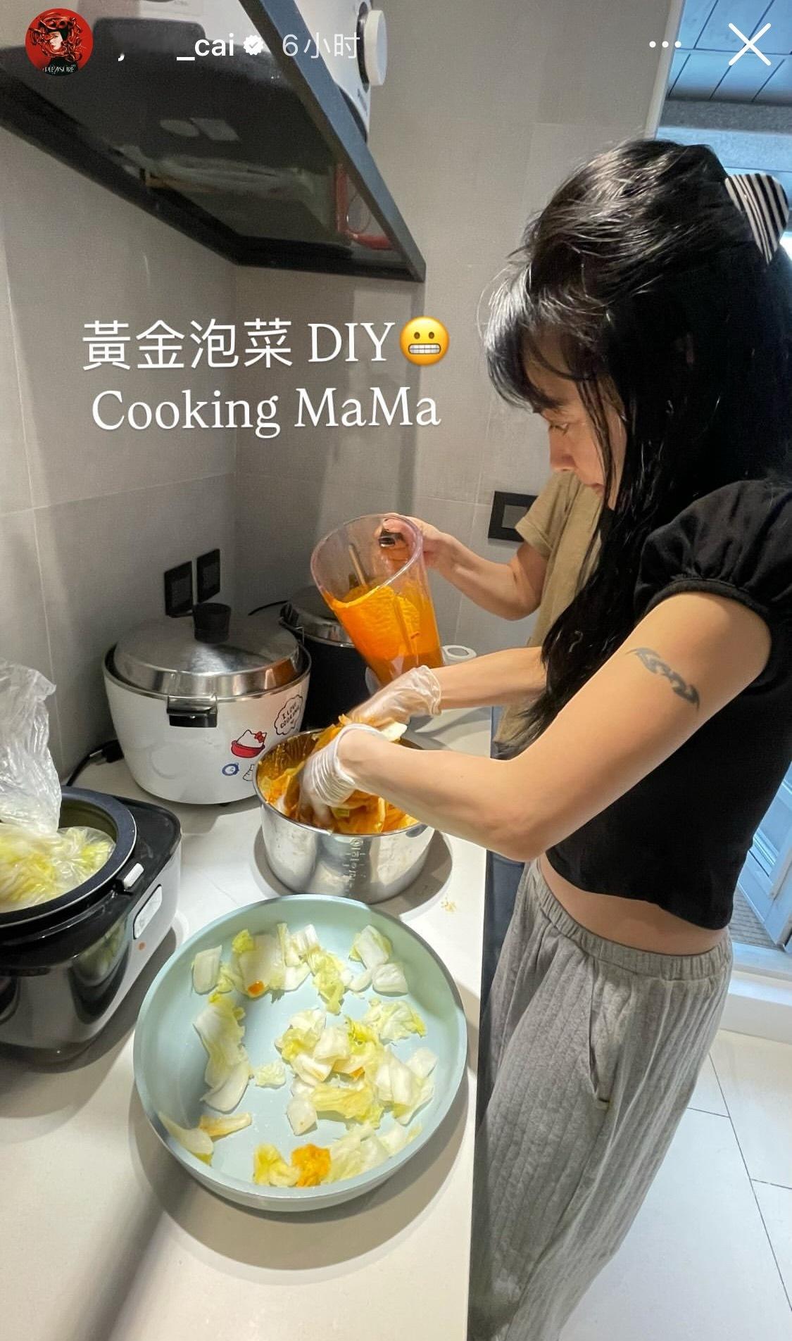 蔡依林更新ins，天后在家下厨做饭。​​​
