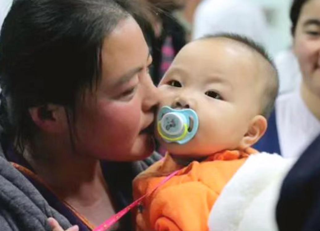 2014年，山东一宝妈在给10月大的女儿洗澡时，惊讶地发现孩子屁股上竟插着一根钢