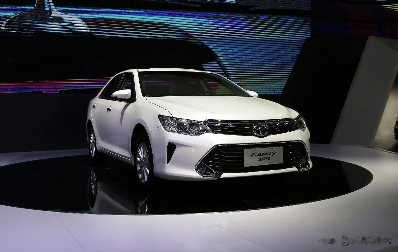 丰田凯美瑞油电混动就像车界的“人气明星”，一直备受青睐。就说2026款吧，有2.