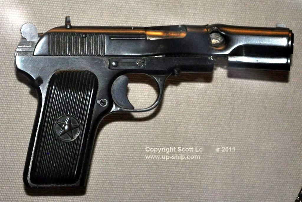 在西点博物馆展出的中国54型手枪。54型手枪实际上是1933年推出的苏联TT-