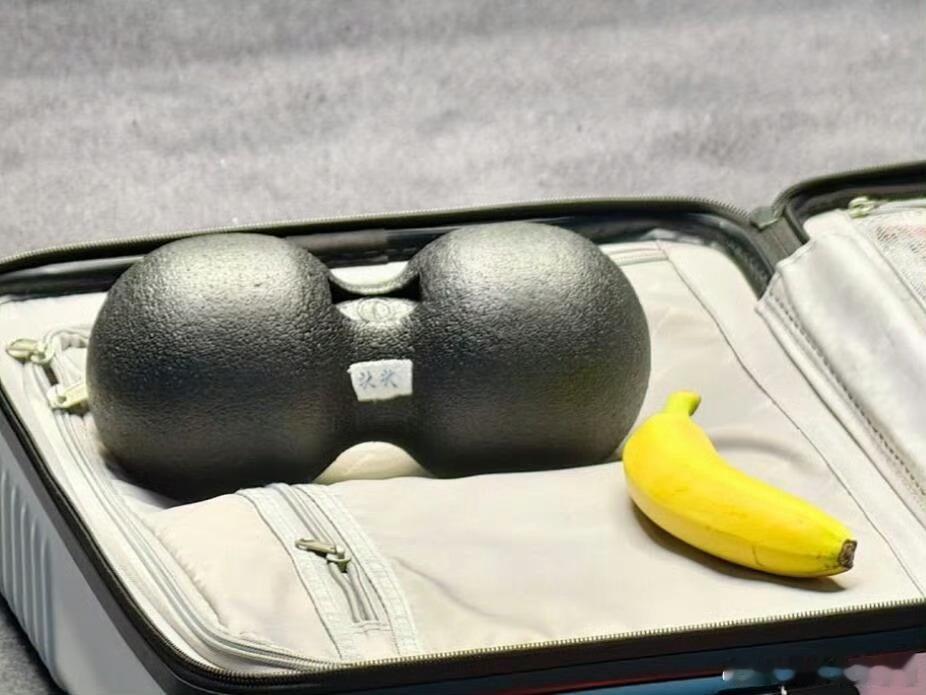 王楚钦你好自恋头头这个趣号啊！竟然在自己的花生球上写的头头，好可爱的头头啊！