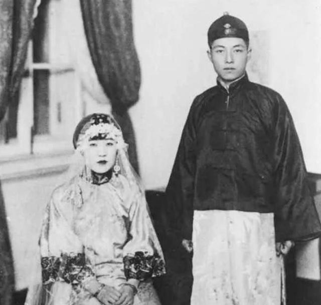 1926年，唐怡莹趁着丈夫溥杰不在家，和张学良在床上激烈正酣。多年后，张学良向溥