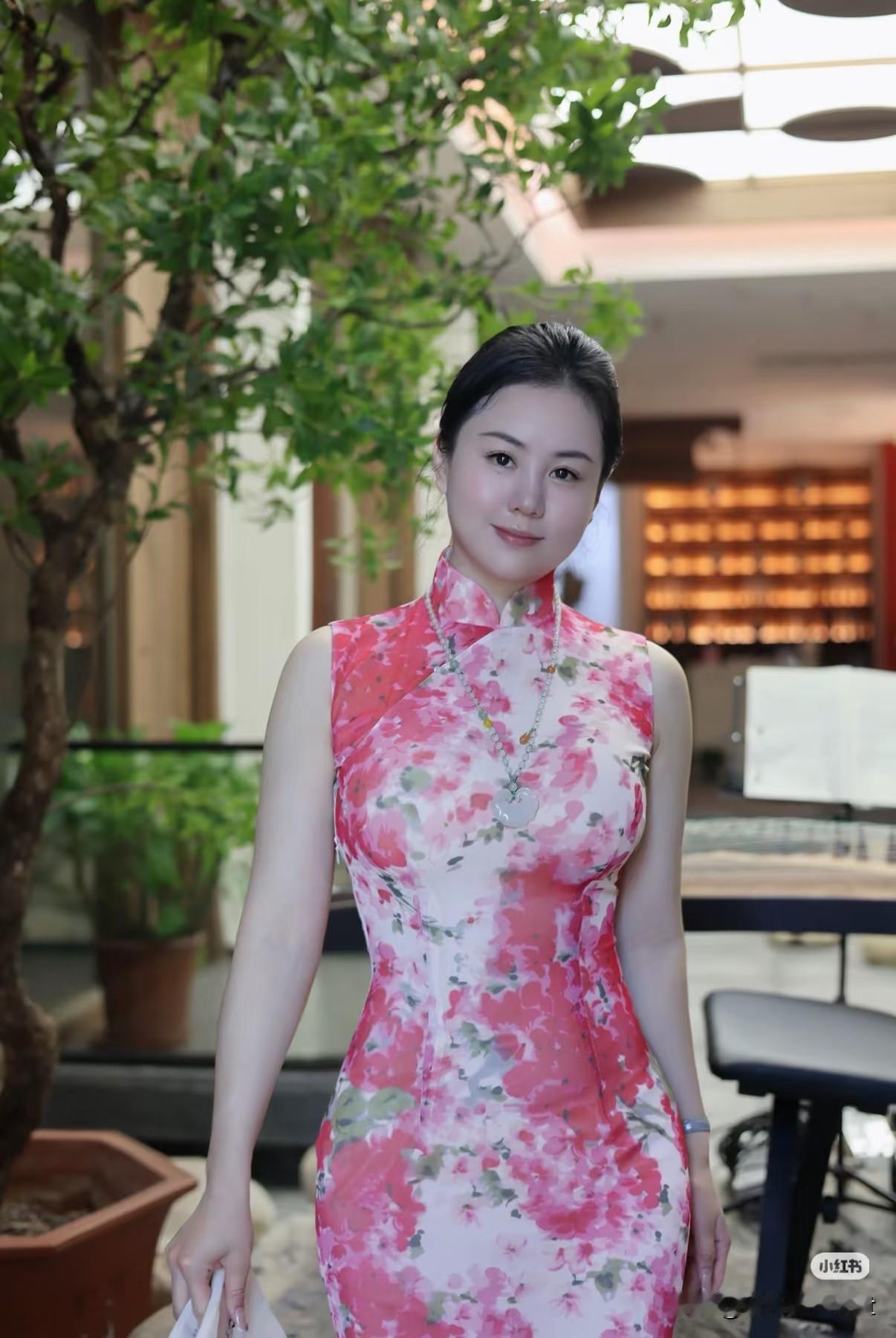 水仙子·旗袍闲韵胭脂染袖晚风柔，翠树凝香雅韵悠。青花一袭芳华秀，清姿