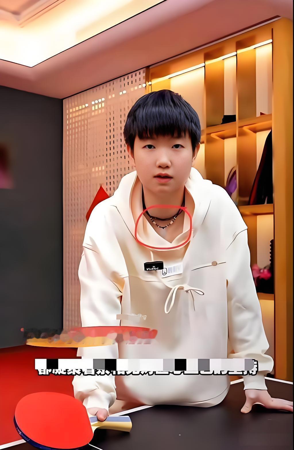 孙颖莎把玉摘了，看得人心里一紧比赛还没开打，她先摘下了脖子上那块玉。就是