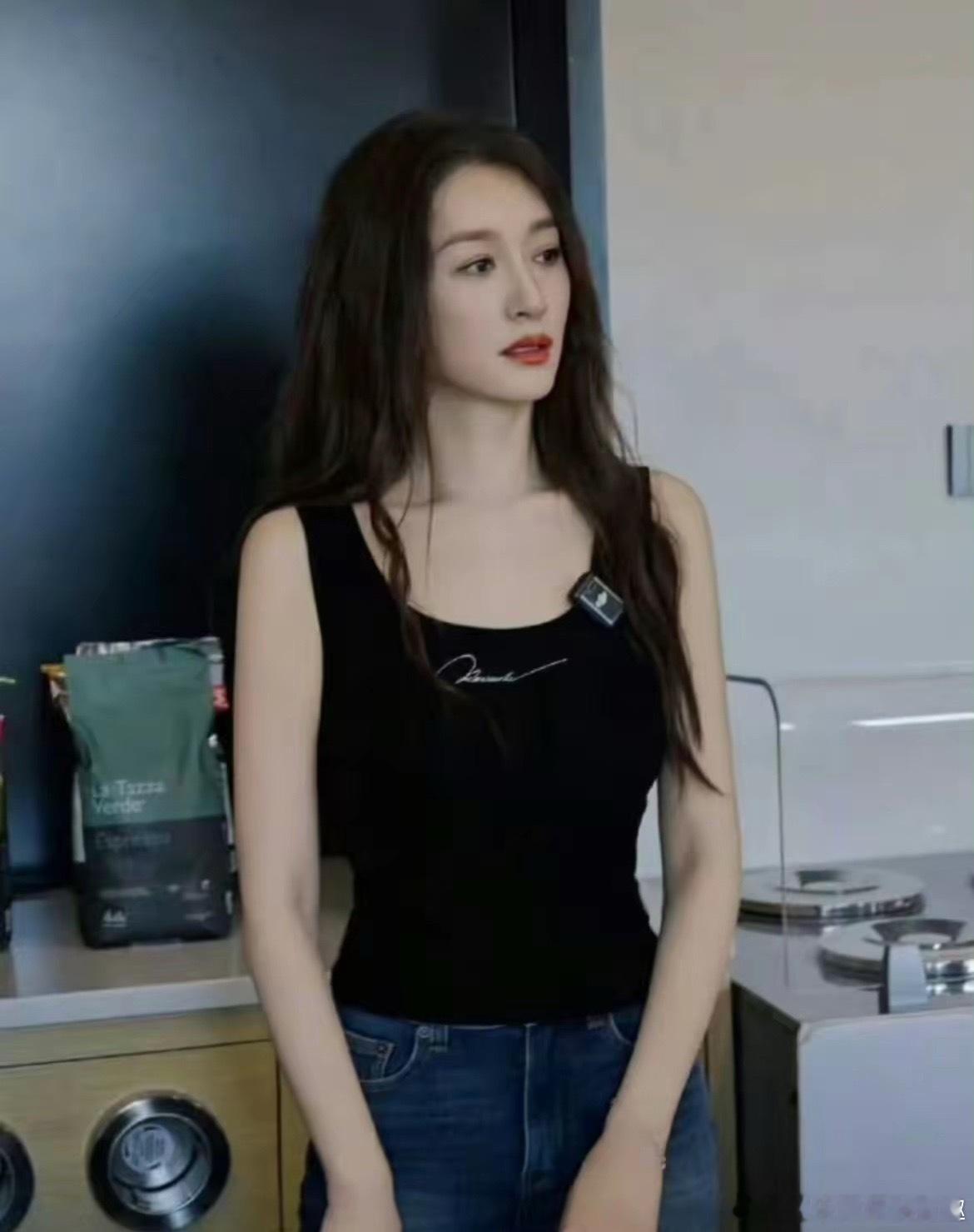 李小冉拉王濛起来被甩开节目现场，孙怡组的赵子琪被淘汰，按照节目惯例，观演席的嘉宾