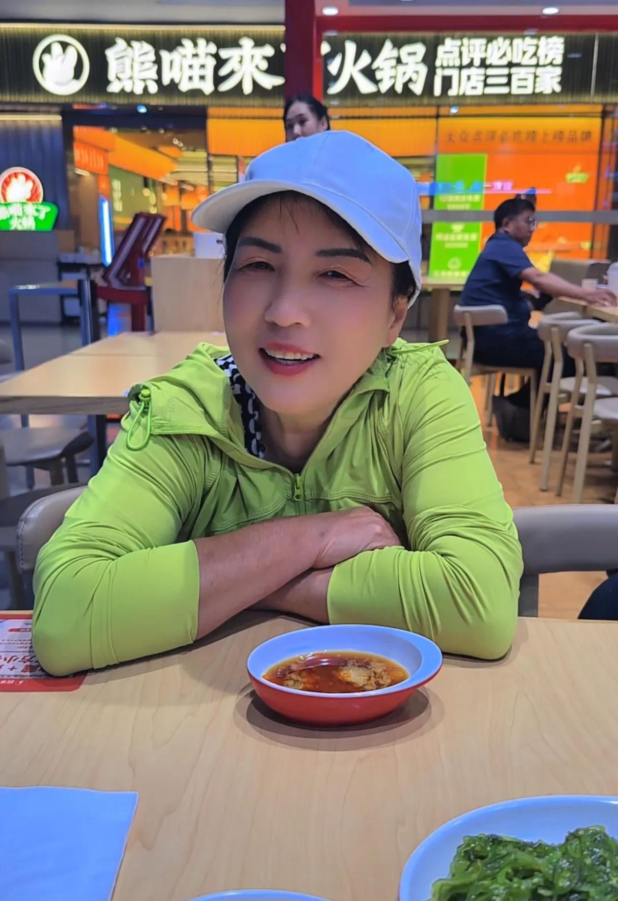 网红女博士相宜小号更新了镜头里娘俩儿几个哭的镜头哭的原因是自从上次失恋只会不